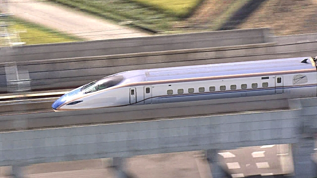 Japon: assis près des rails d'un train lancé à 300 km/h, un exercice contesté